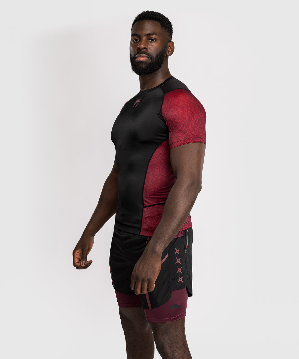 Rashguard à manches courtes pour Hommes Homme Venum x Assassin’s Creed Shadows - Bordeaux/Noir