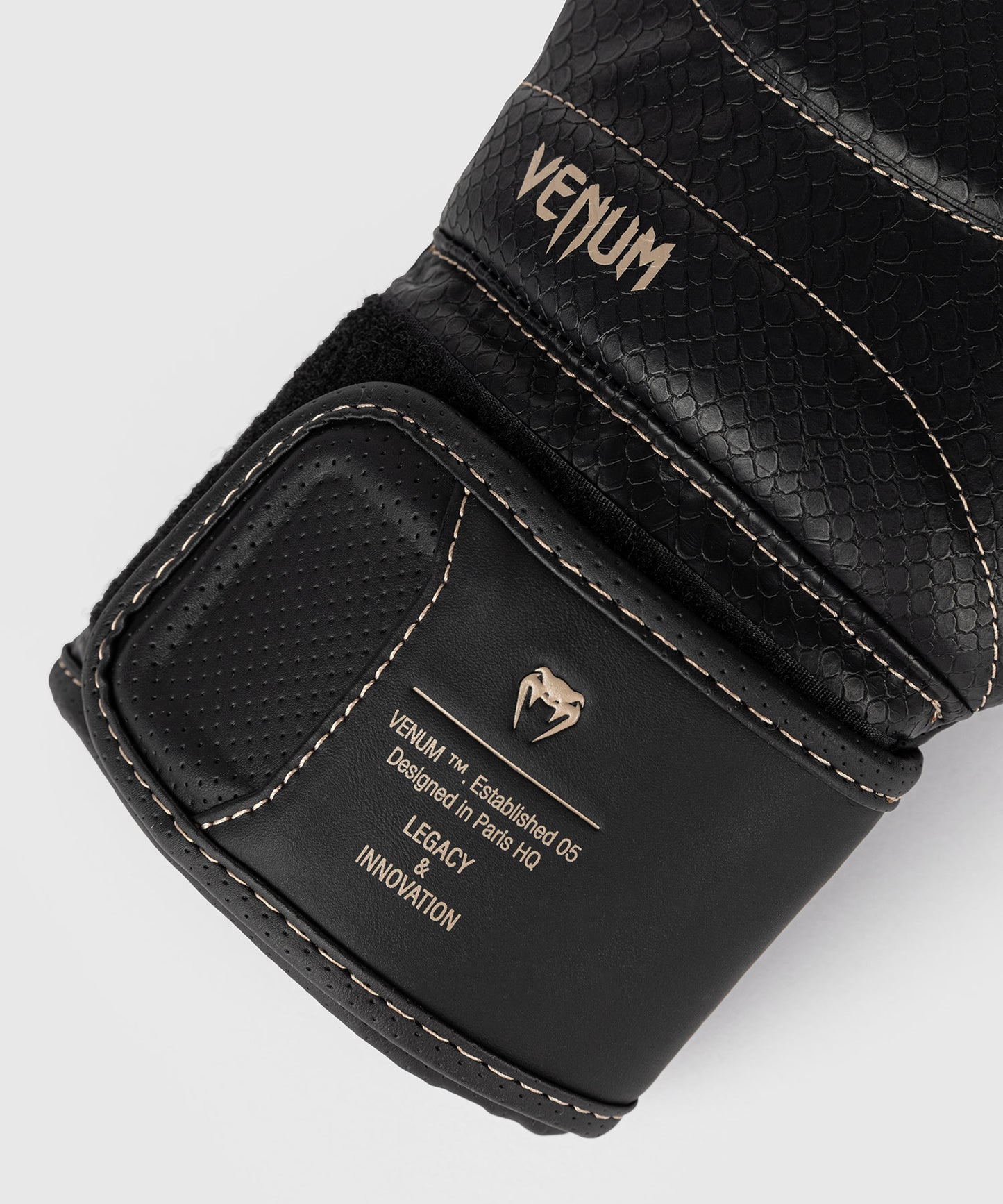 Venum Impact Evo Scales Guanti da boxe – Nero