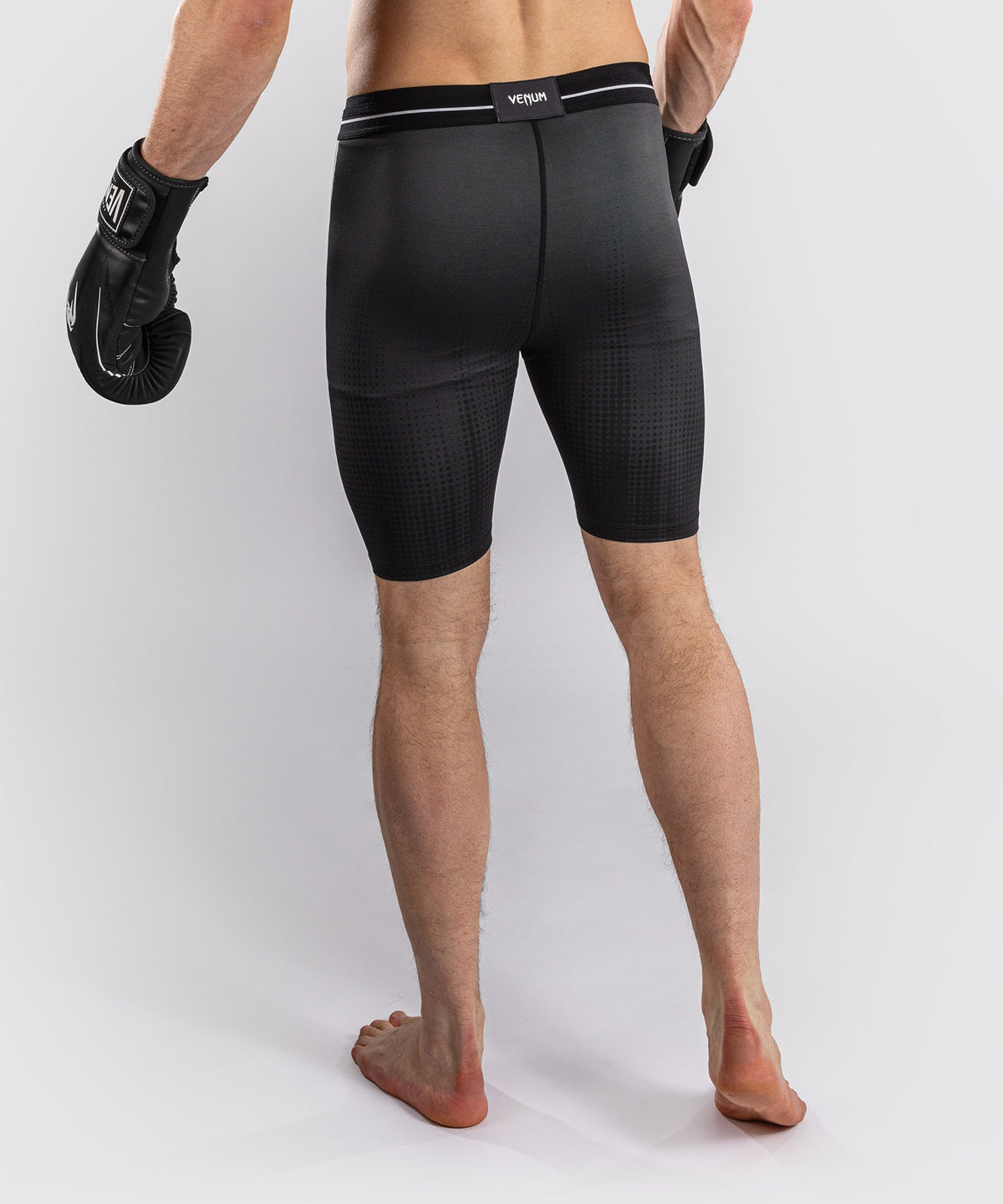 Venum Stealth Short de Compresión – Negro/Blanco
