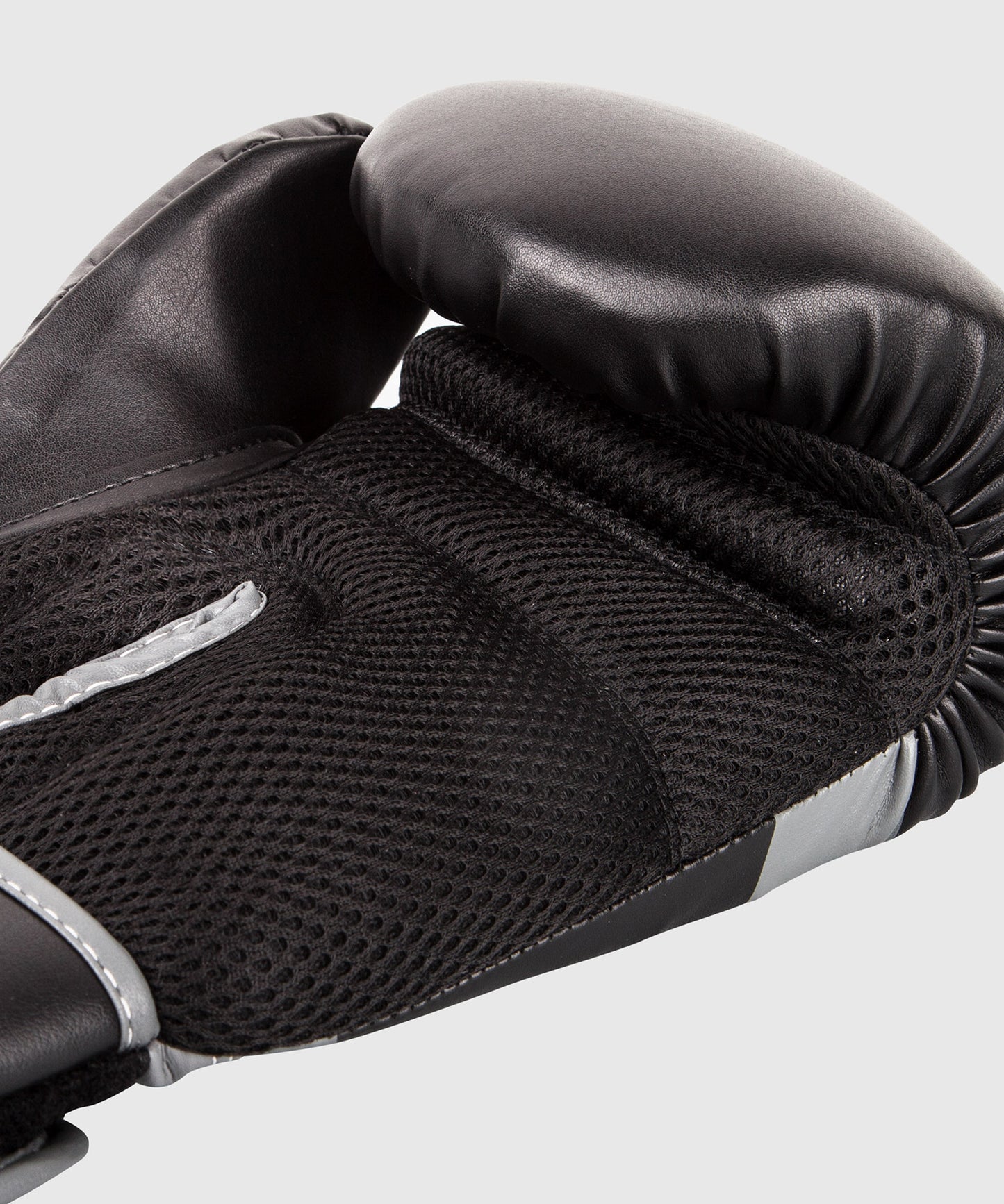 Ringhorns Charger by Venum Boxing Gloves – Nero