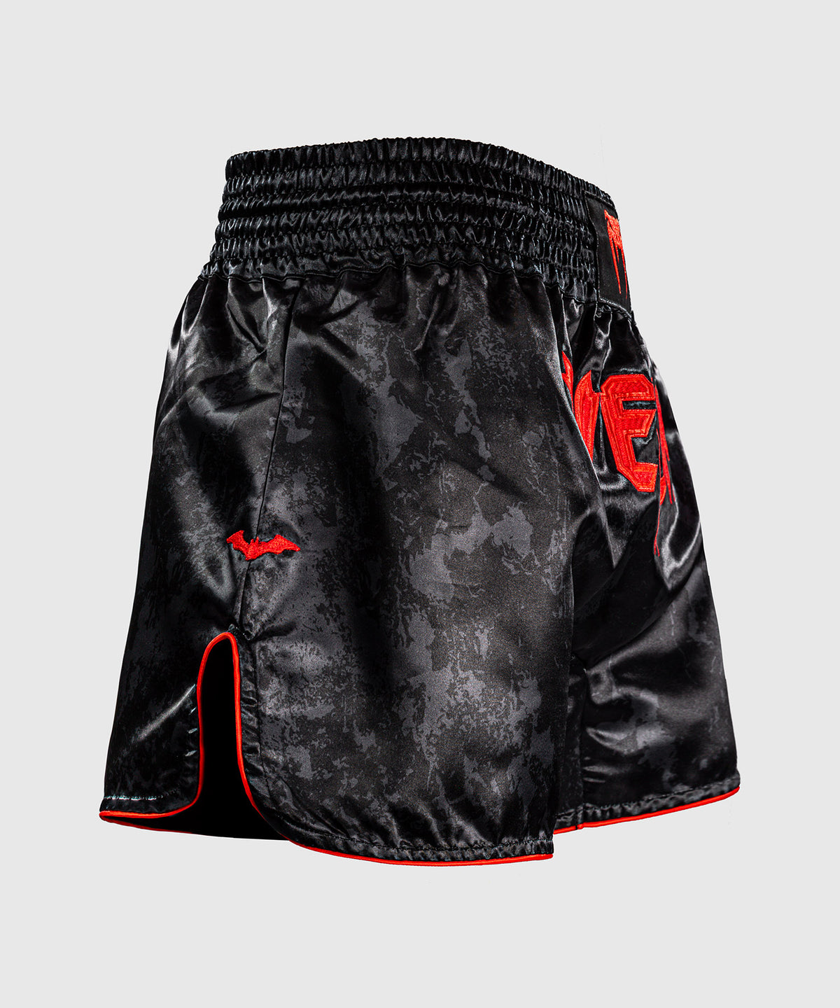 Venum x Batman Muay-Thai-Shorts - Schwarz/Rot