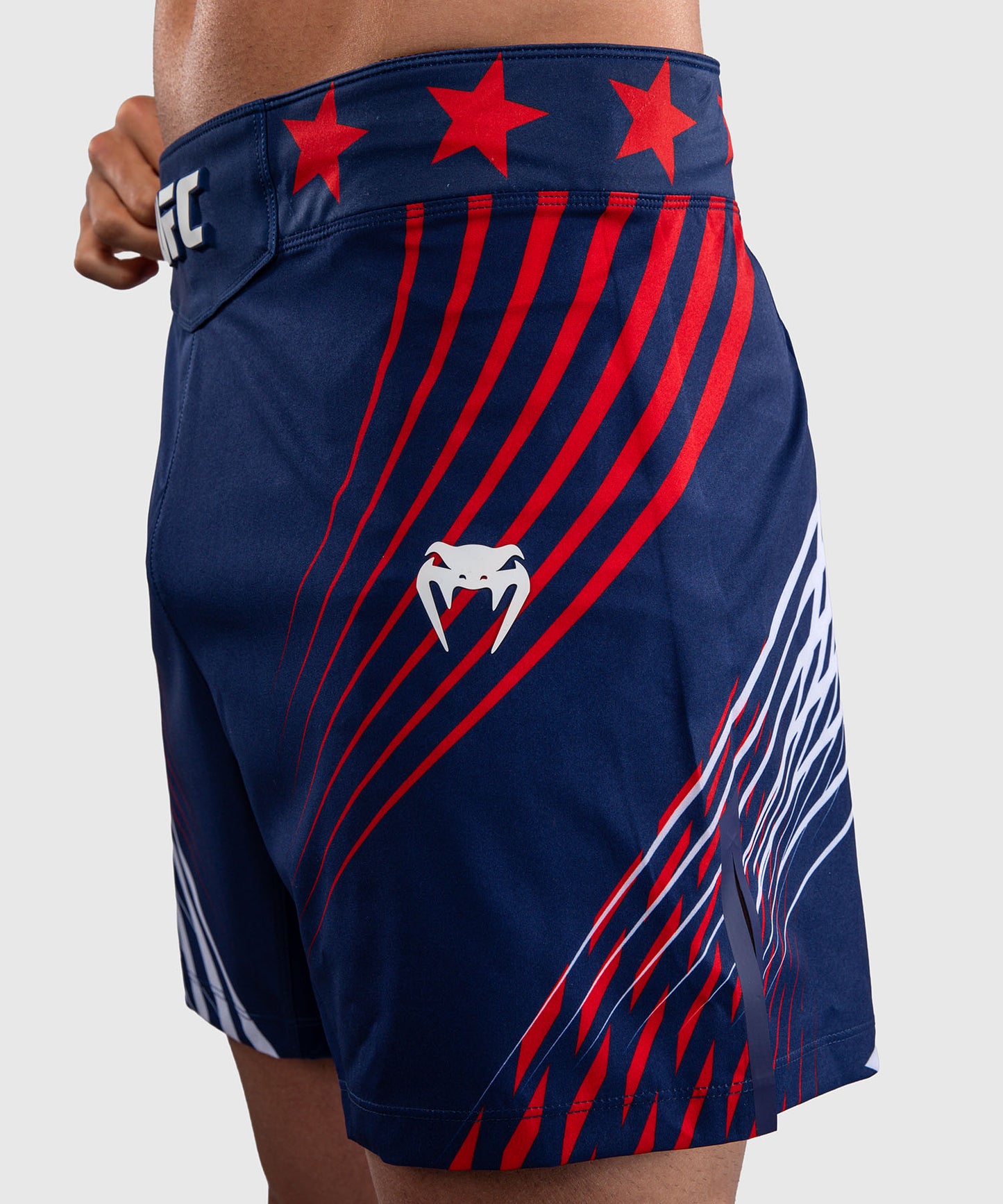 Official UFC Freedom 250 by Venum Authentic Fight Night Fight Shorts im Short Fit für Herren - Blau