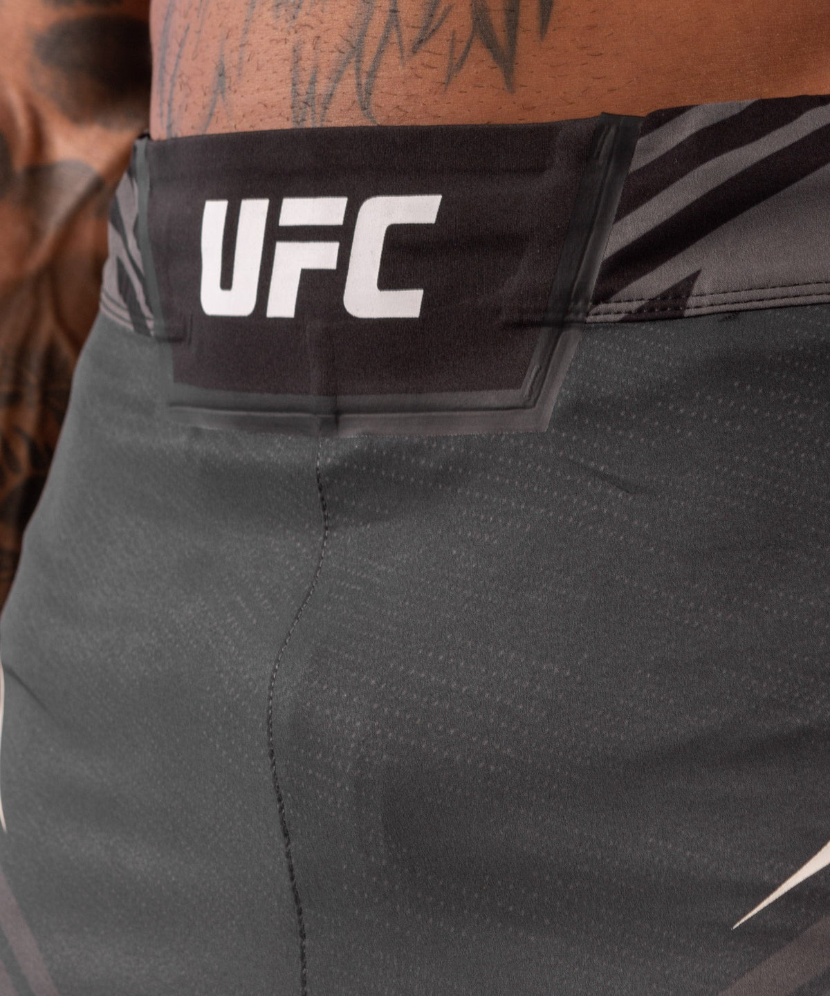 UFC Herren Fightshorts Venum Authentic Fight Night - Kurz geschnitten - Schwarz