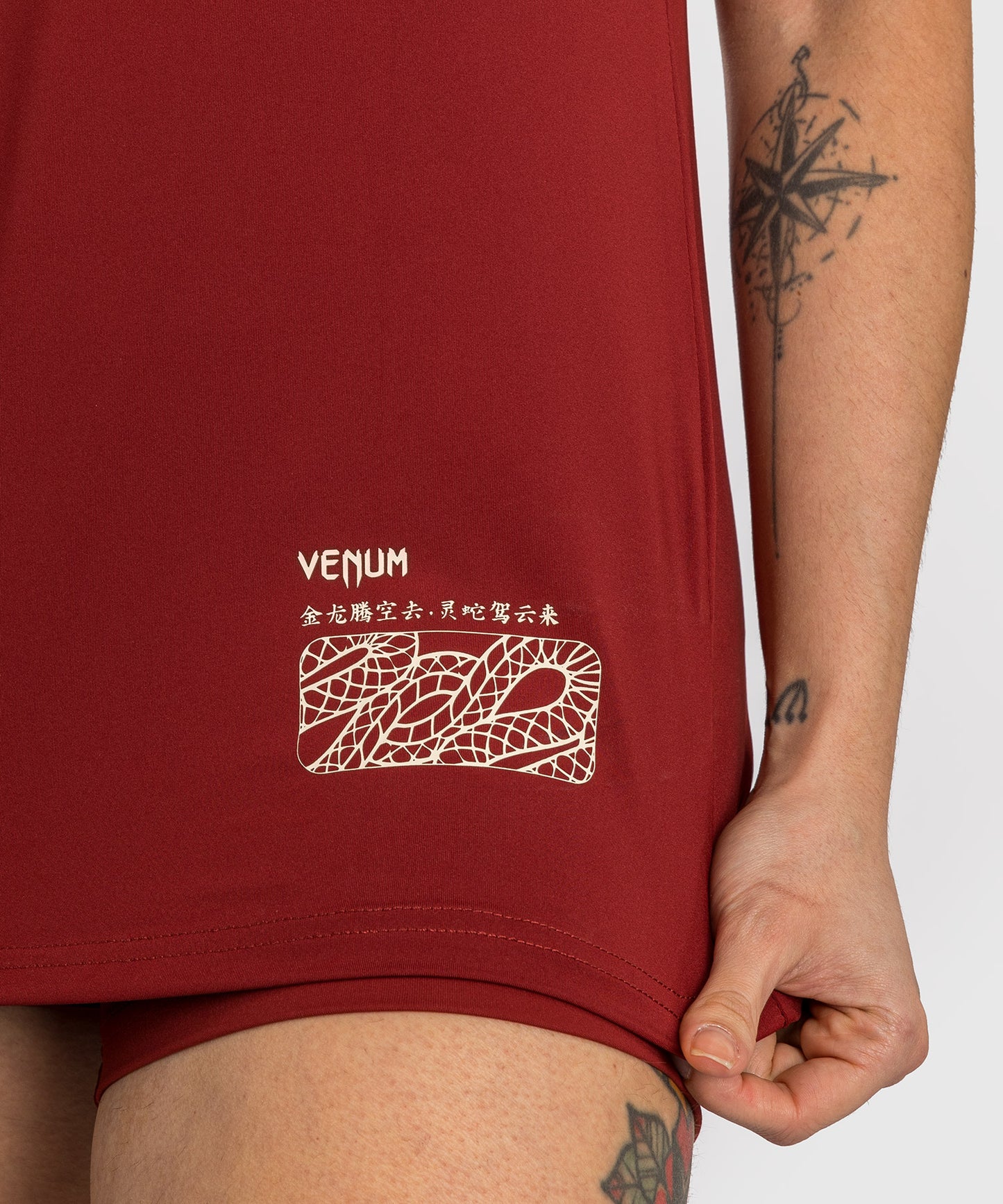 Venum Serpenti Camiseta Dry-Tech para Mujer – Burdeos/Marfil
