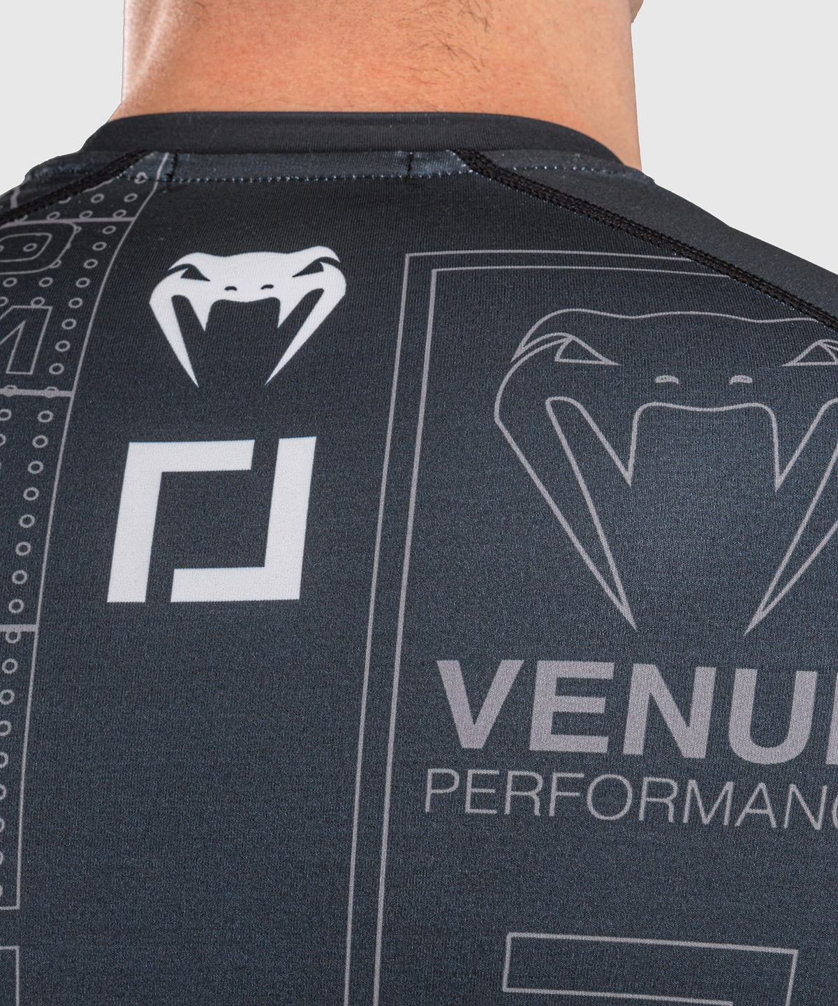 Rashguard à Manches Longues Karate Combat by Venum – Noir/Gris