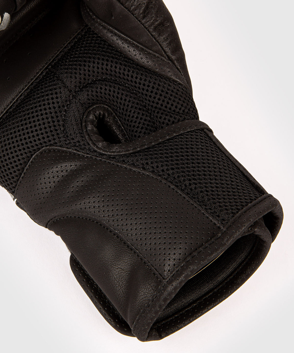 Venum YKZ21 Boxhandschuhe - Schwarz/Silber