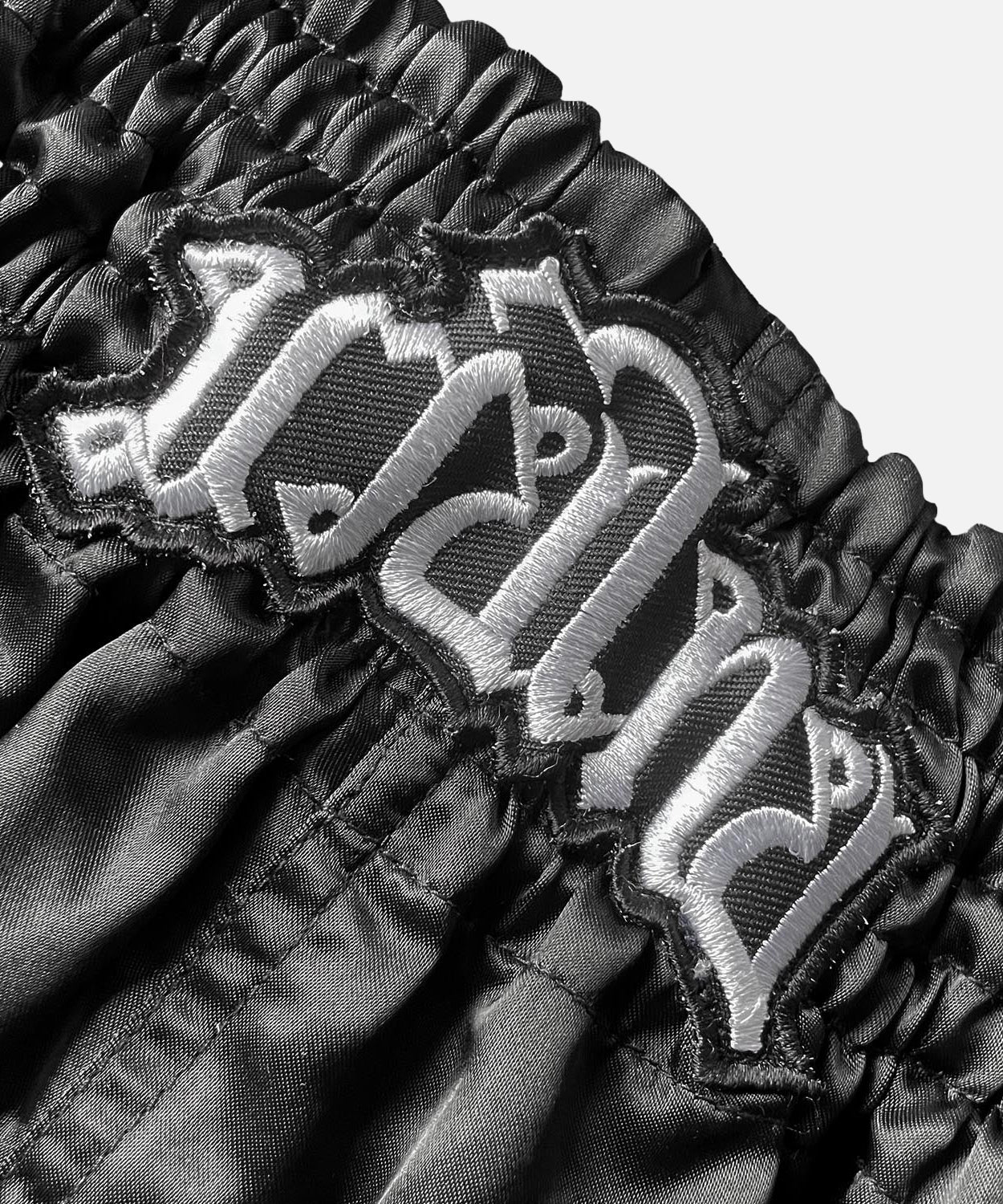 8 Weapons Mongkol Pantaloncini da Muay Thai - Nero