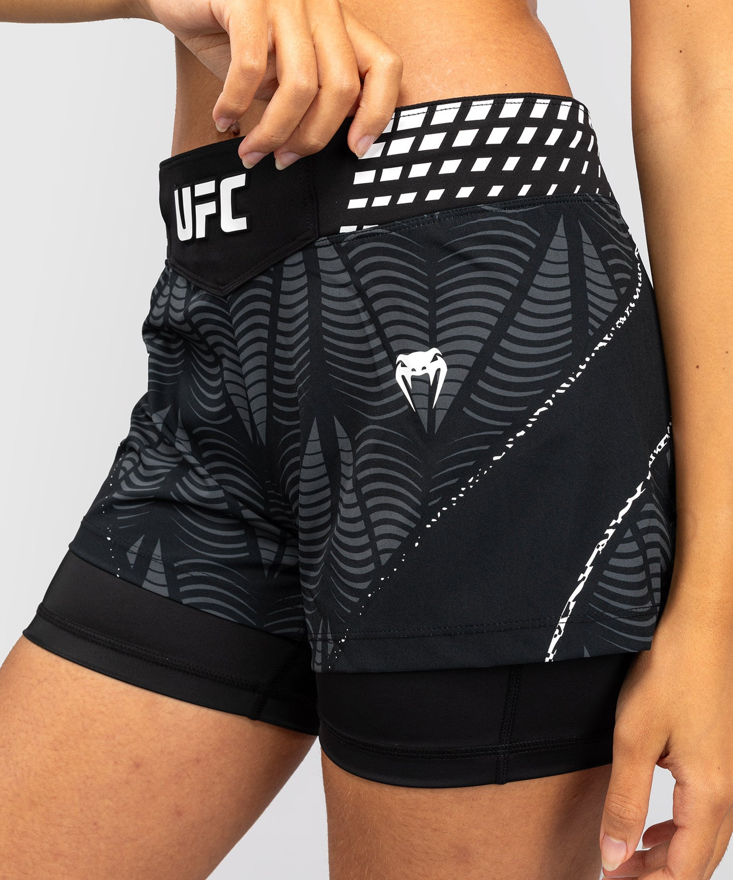 UFC Zenith by Venum Authentic Fight Night Short de pelea ajuste corto Mujer - Negro