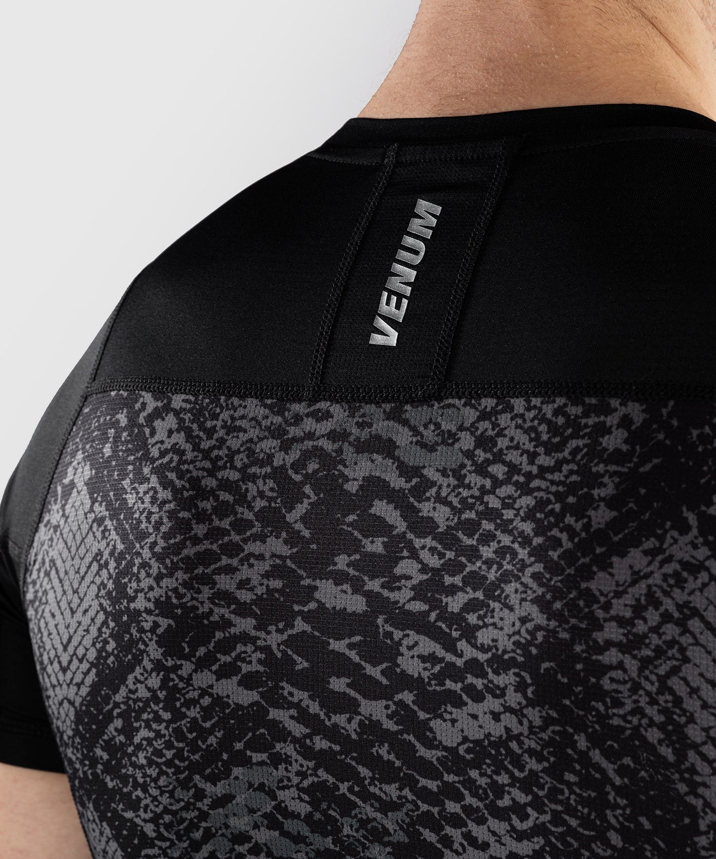 Venum G-Fit Scales Rashguard Manga Corta – Negro/Gris Carbón
