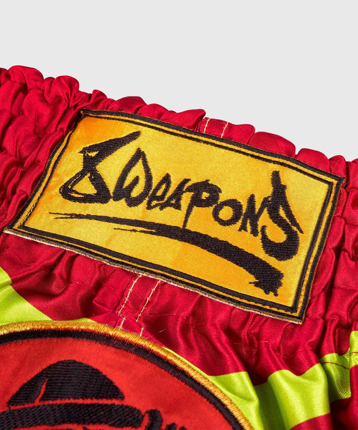 8 Weapons Jurassic Muay Thai Shorts - Grün/Rot