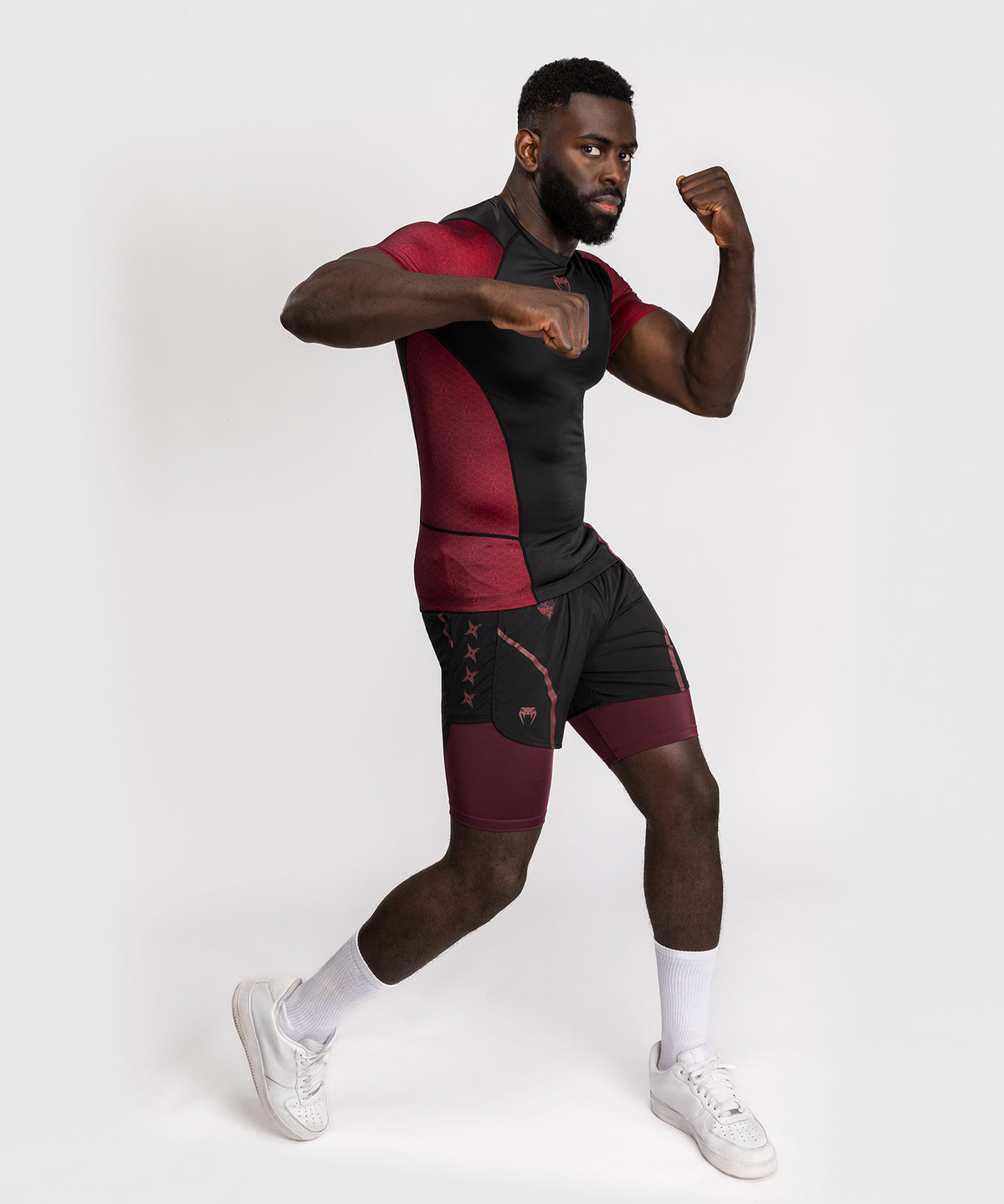 Rashguard à manches courtes pour Hommes Homme Venum x Assassin’s Creed Shadows - Bordeaux/Noir