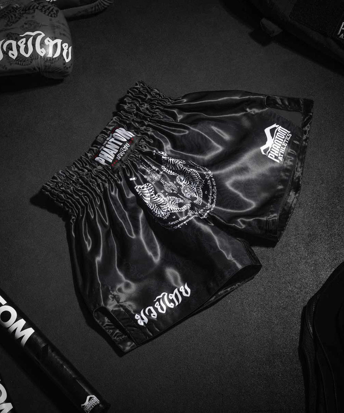 Phantom Athletics Sak Yant Pantalones de Muay Thai - Negro