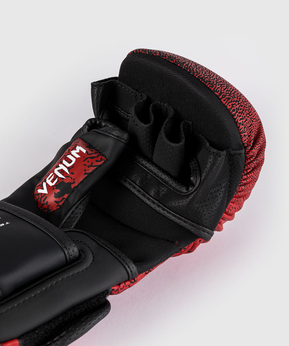 Gants de sparring MMA Kazuya Venum x TEKKEN 8 - Rouge/Noir