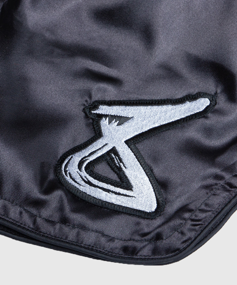 8 Weapons Strike Muay Thai Shorts - Schwarz/Silber