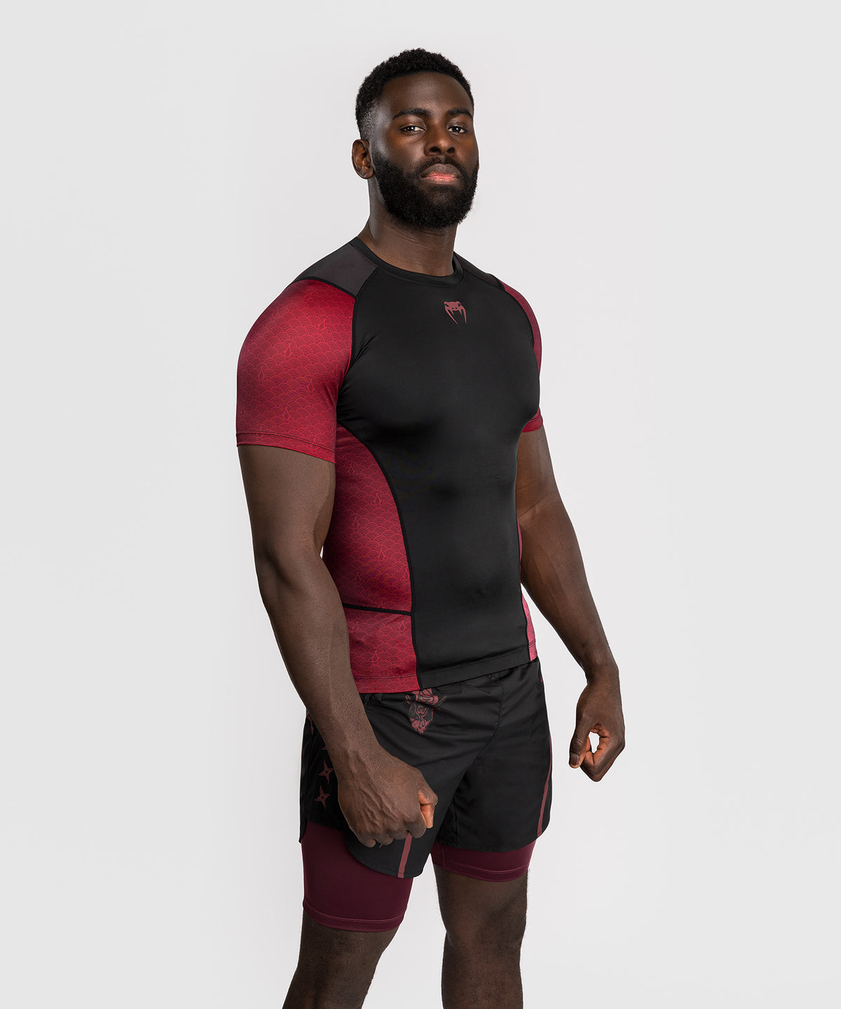 Rashguard à manches courtes pour Hommes Homme Venum x Assassin’s Creed Shadows - Bordeaux/Noir
