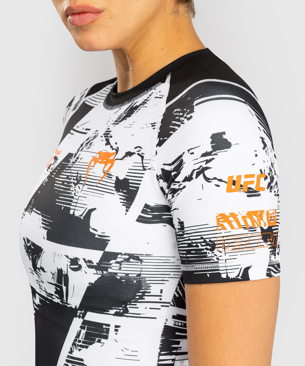 UFC Zenith by Venum Authentic Fight Week Rashguard de manga corta Performance Mujer - Blanco