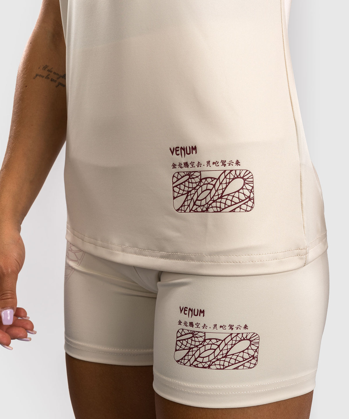 Venum Serpenti Camiseta Dry-Tech para Mujer – Marfil/Burdeos