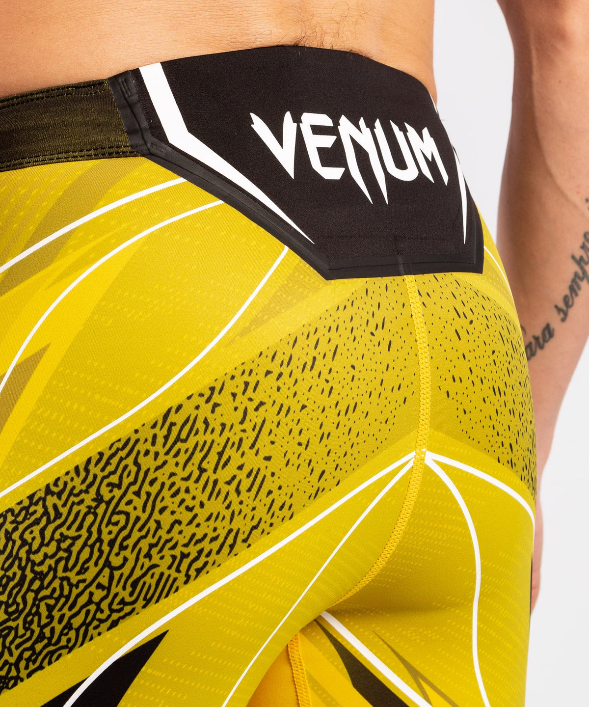 Short de compression pour Hommes UFC Venum Authentic Fight Night - Coupe Courte - Jaune