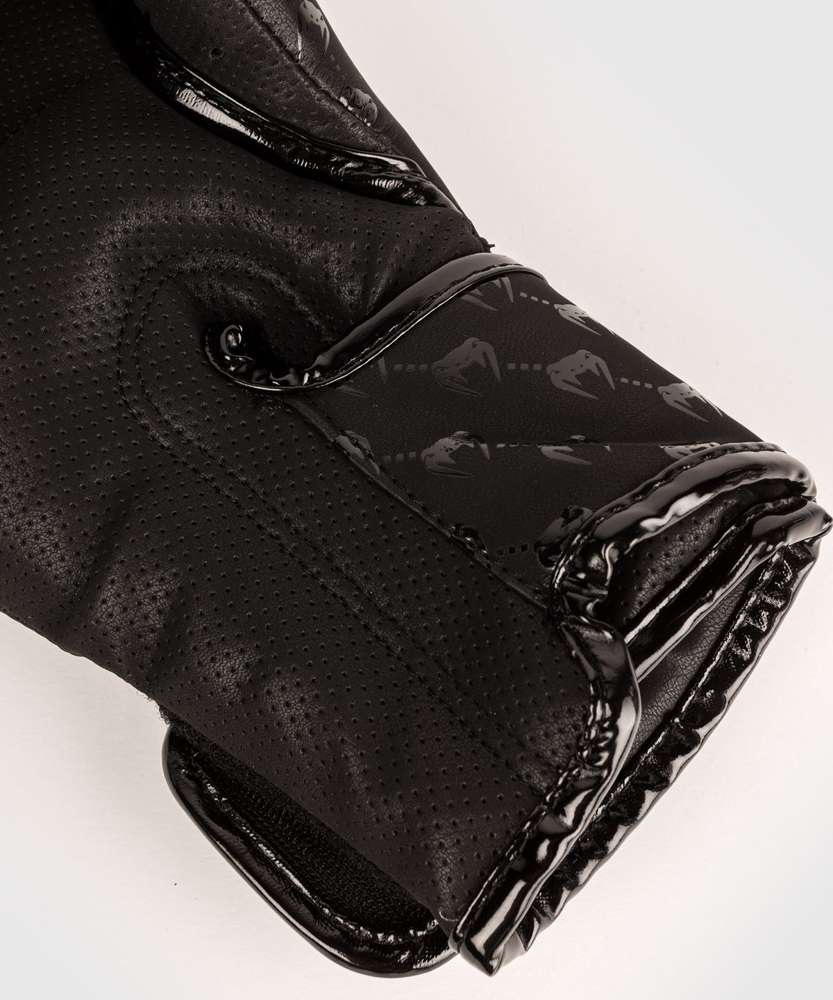Venum Impact Monogram Boxing Gloves – Schwarz/Roségold