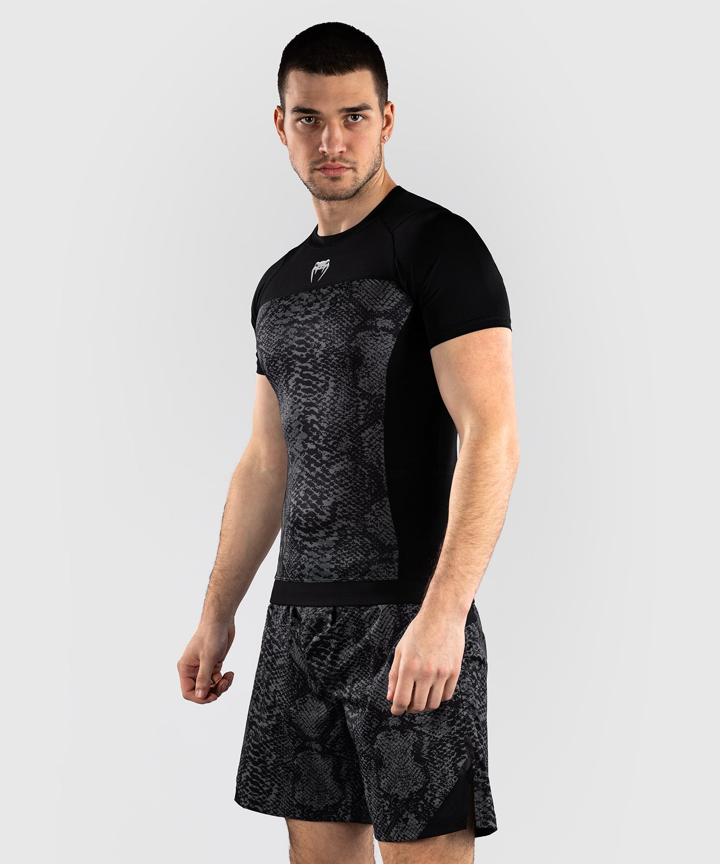 Venum G-Fit Scales Rashguard Manga Corta – Negro/Gris Carbón