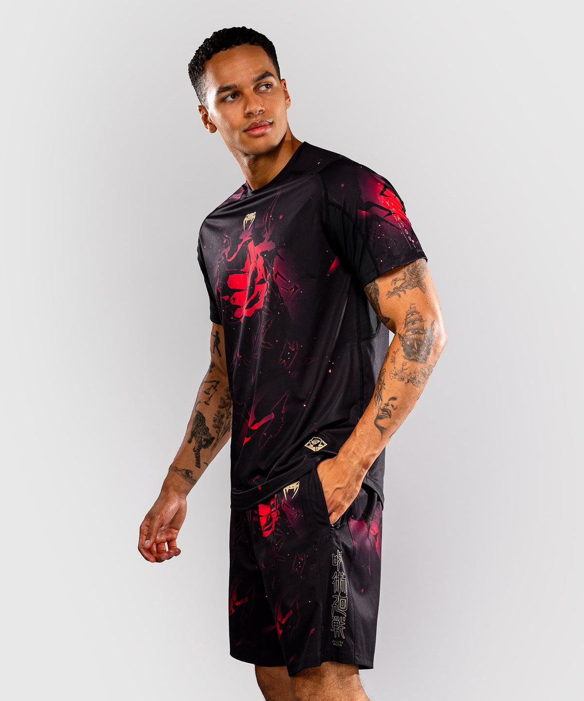 Jujutsu Kaisen x Venum Itadori Camiseta Dry Tech – Negro/Rojo