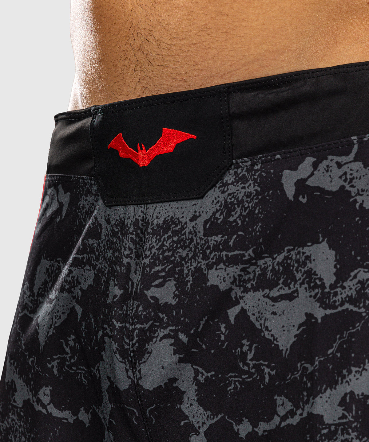 Venum x Batman Fightshorts - Schwarz/Grau/Rot