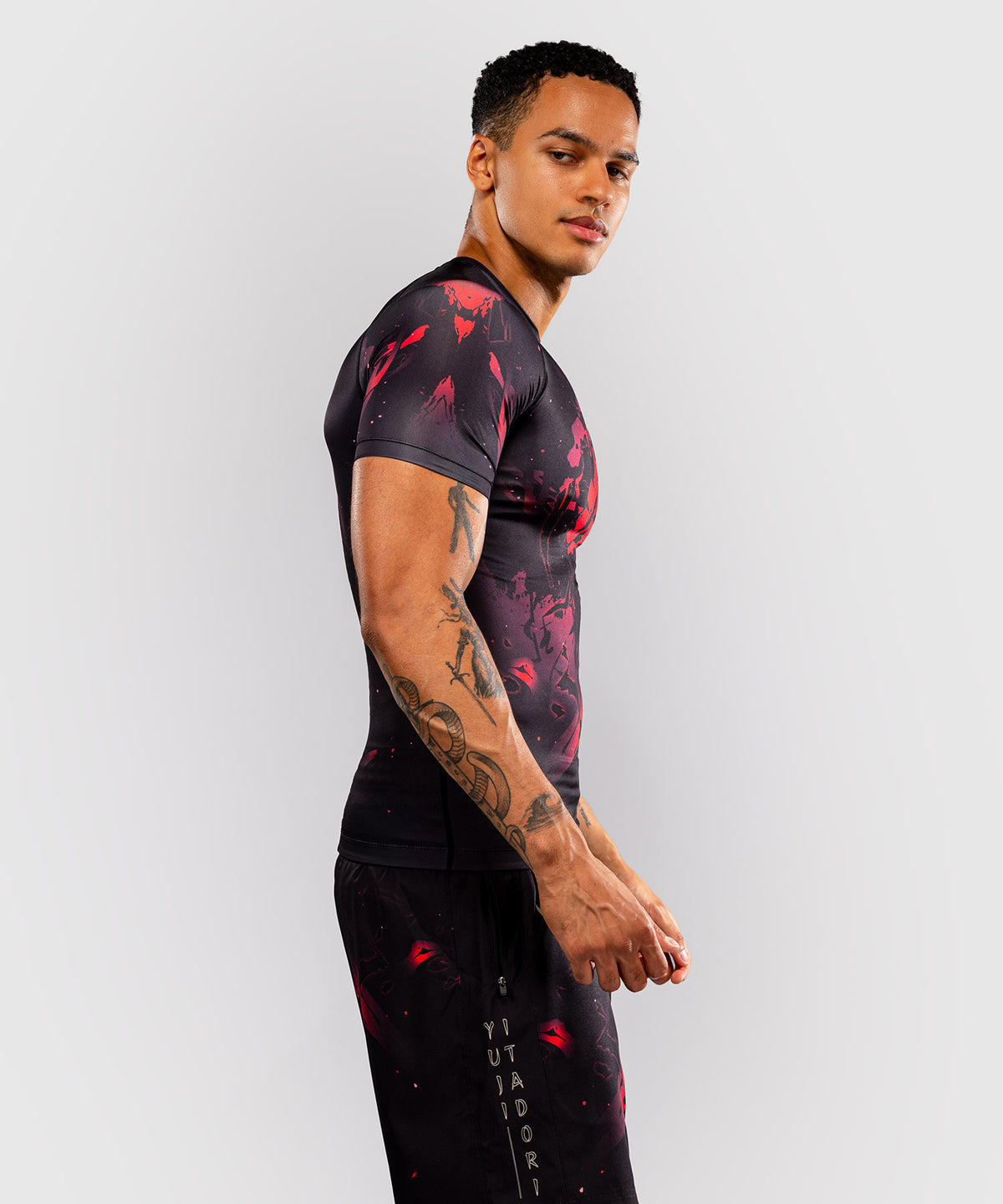 Jujutsu Kaisen x Venum Itadori Kurzarm Rashguard – Schwarz/Rot