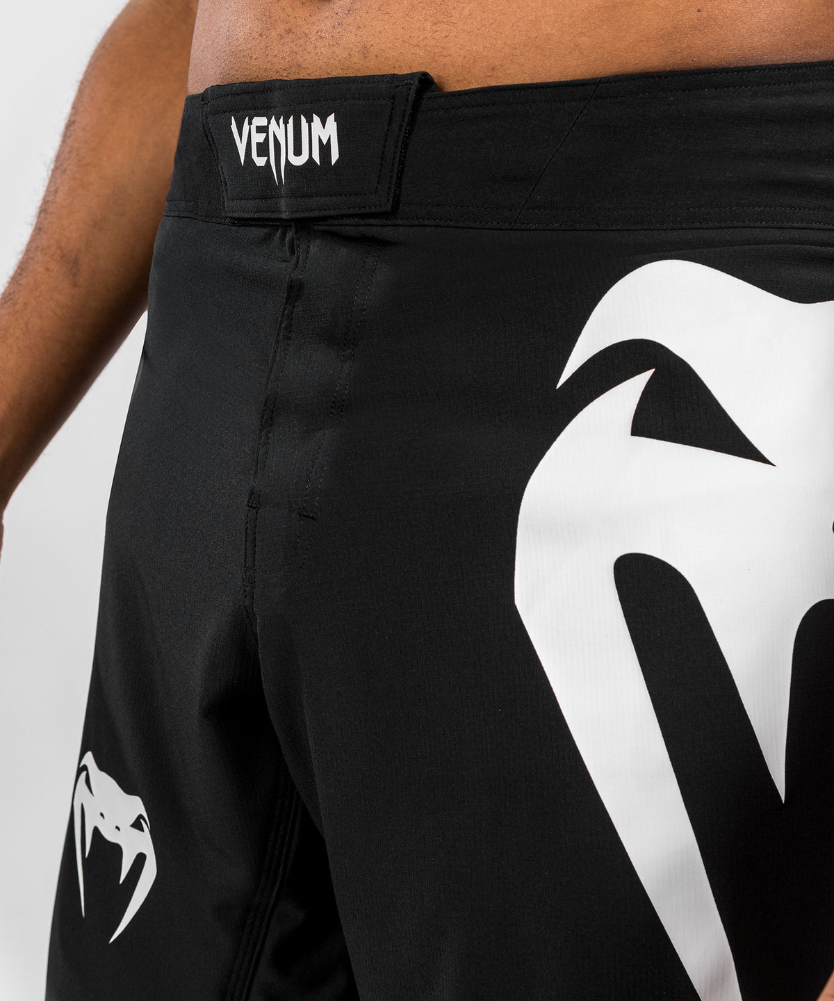 Venum Light 5.0 Pantaloncini da combattimento - Nero/Bianco