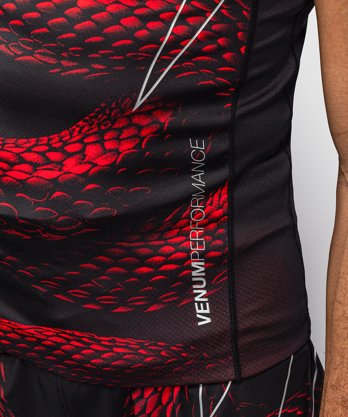 Rashguard à Manches Courtes Venum Matupa - Noir/Rouge/Argent