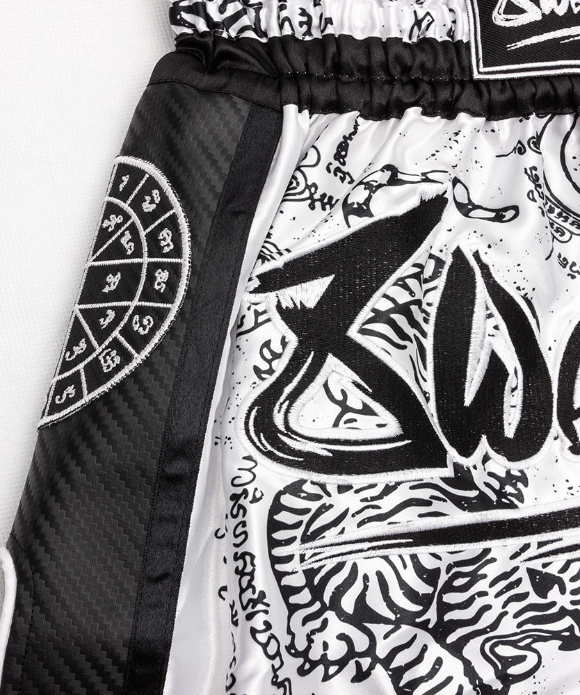 Carbon Sak Yant Tigers Pantalones de Muay Thai - Blanco