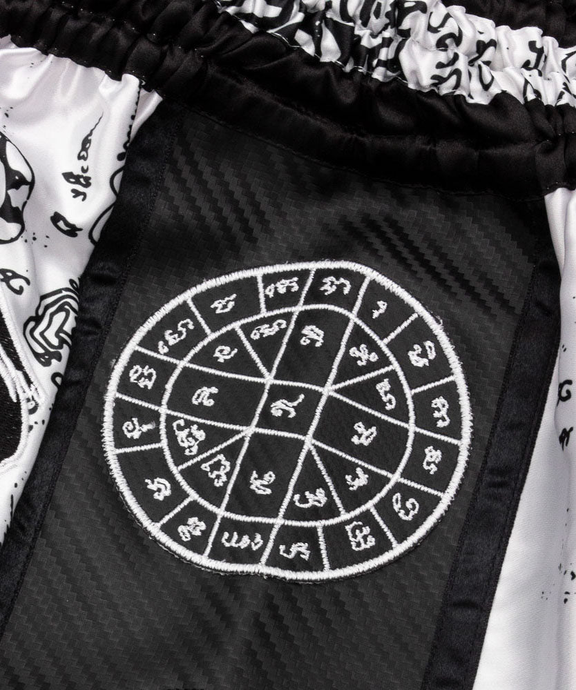Carbon Sak Yant Tigers Pantalones de Muay Thai - Blanco