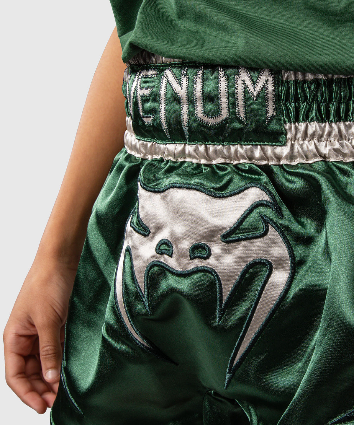 Short de Muay Thaï Venum Inferno – Vert Forêt/ Blanc Cassé