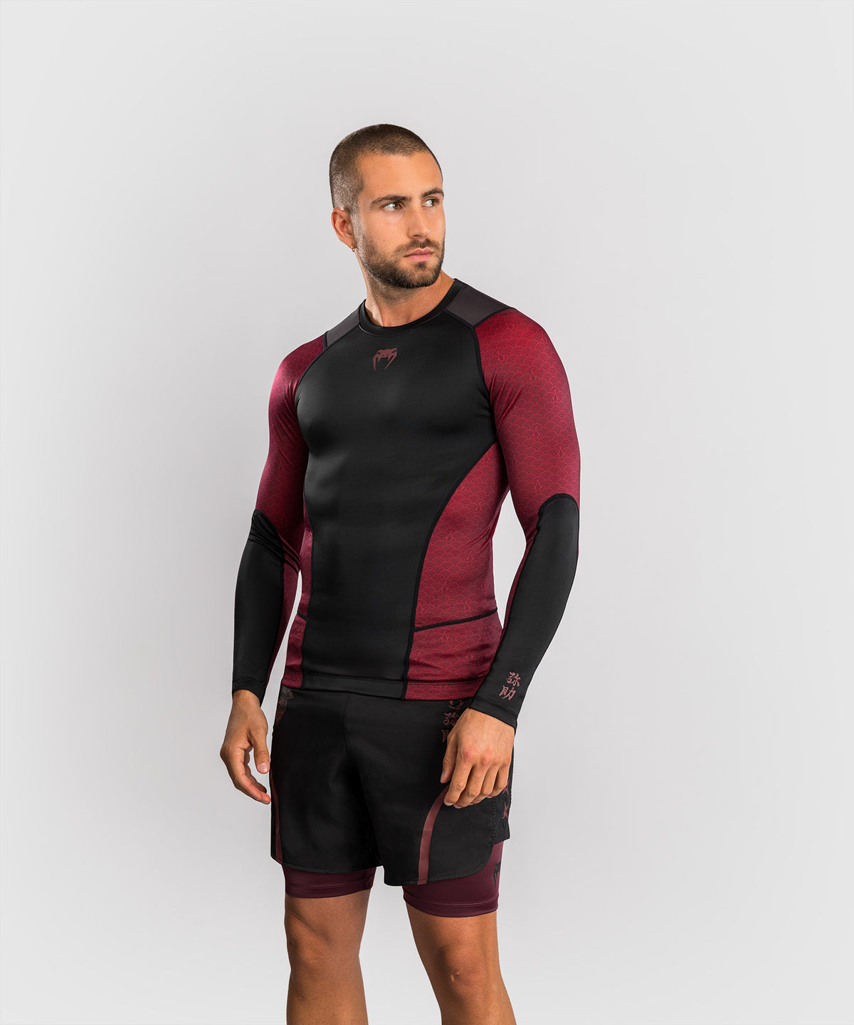 Venum x Assassin’s Creed Shadows Camiseta de Manga Larga Rashguard para Hombre - Burdeos/Negro