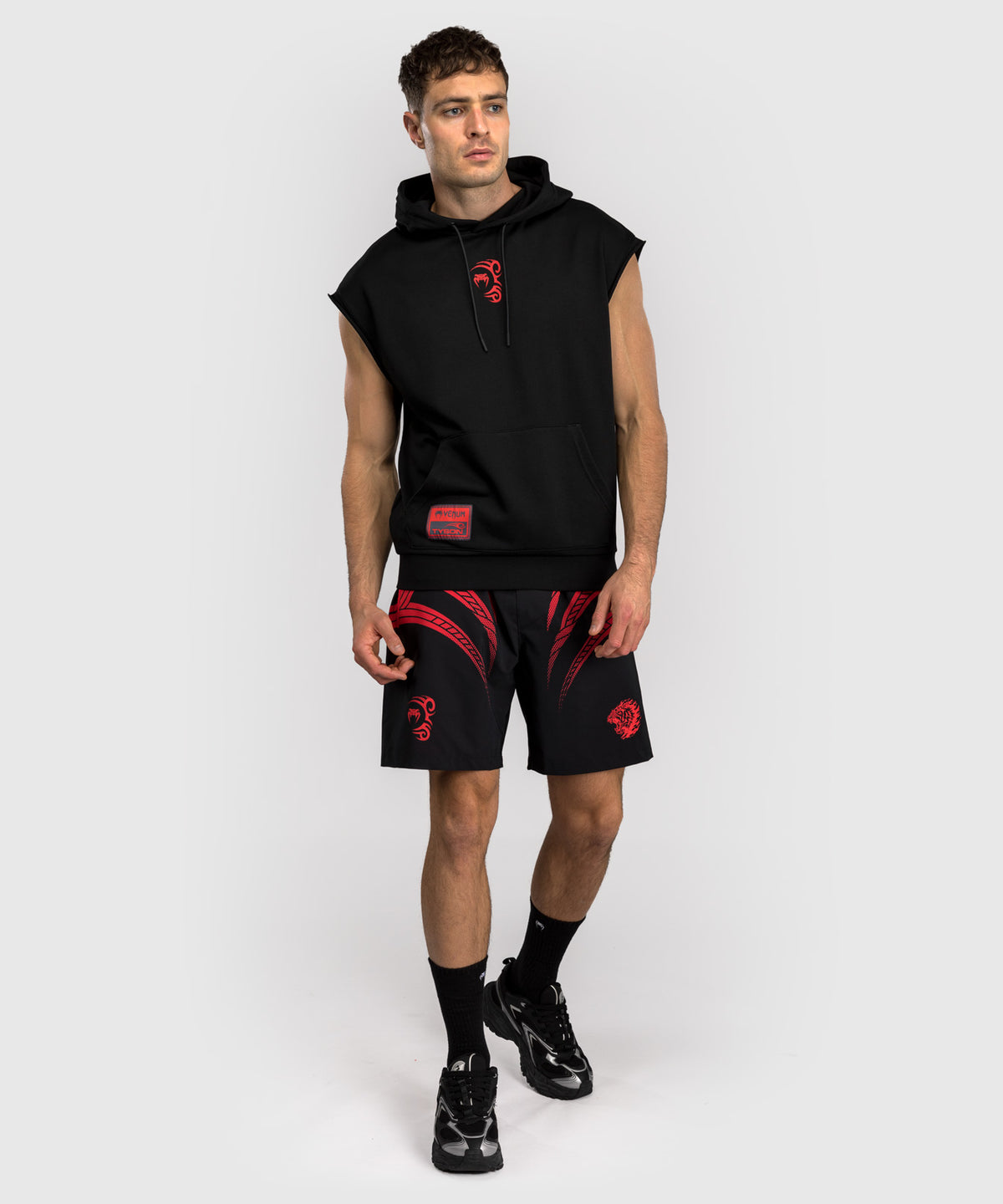 Venum x Mike Tyson Tiger Sudadera Sin Mangas - Negro Profundo/Rojo Intenso