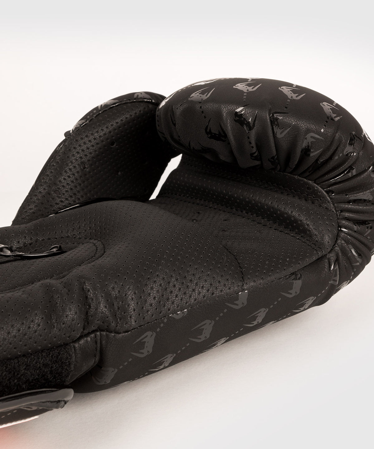 Venum Impact Monogram Boxing Gloves – Schwarz/Roségold