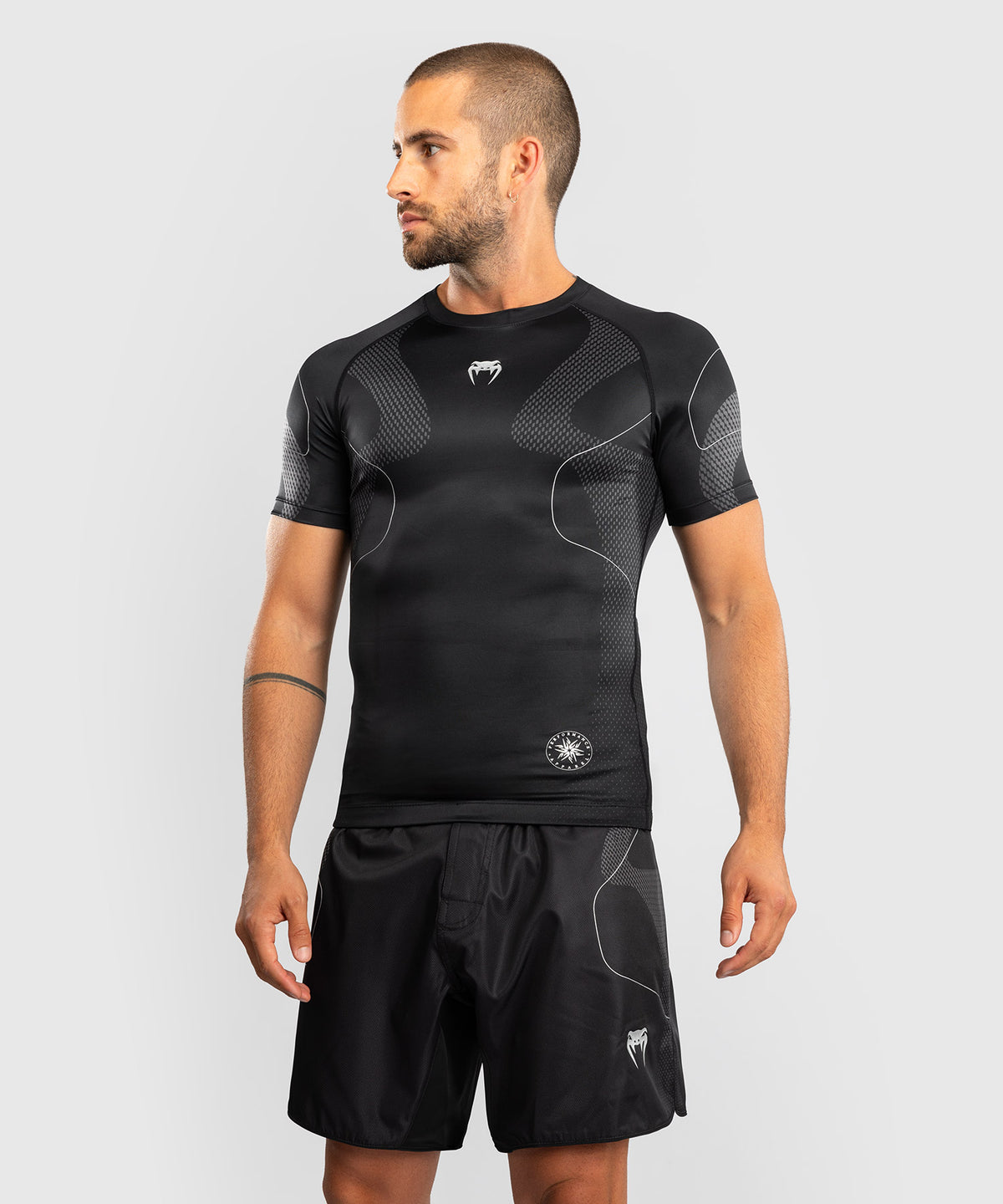 Venum Nexus Rashguard Manga Corta – Negro/Plata