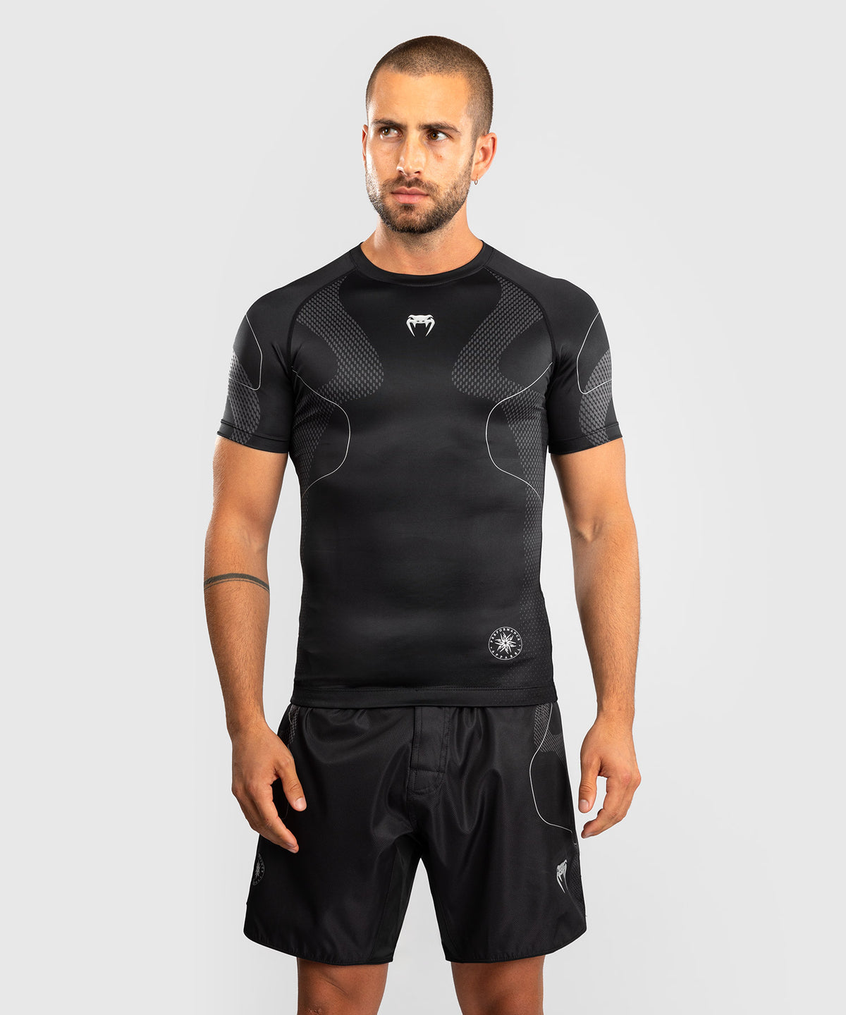 Venum Nexus Rashguard Manga Corta – Negro/Plata
