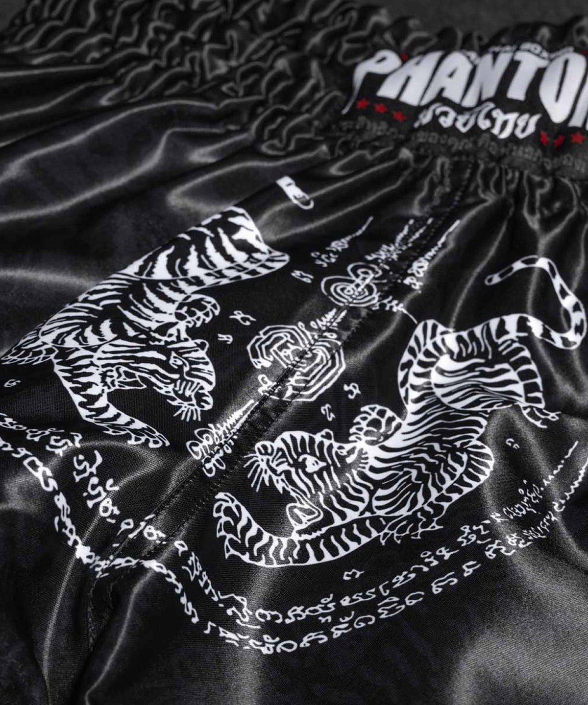 Phantom Athletics Sak Yant Pantalones de Muay Thai - Negro