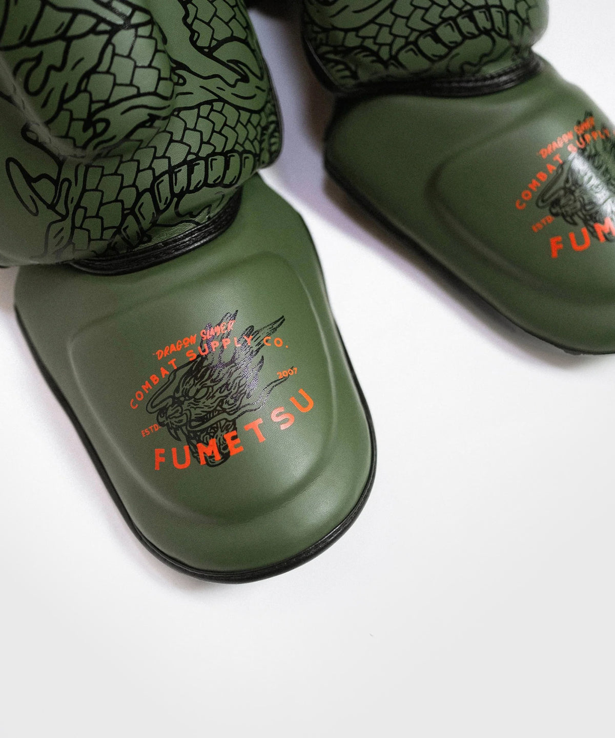 Fumetsu Dragon Slayer Schienbeinschoner - Khaki/Orange