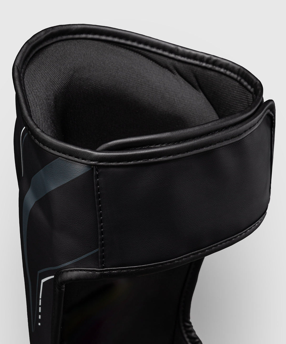 Venum Streamline Schienbeinschoner – Schwarz/Weiß