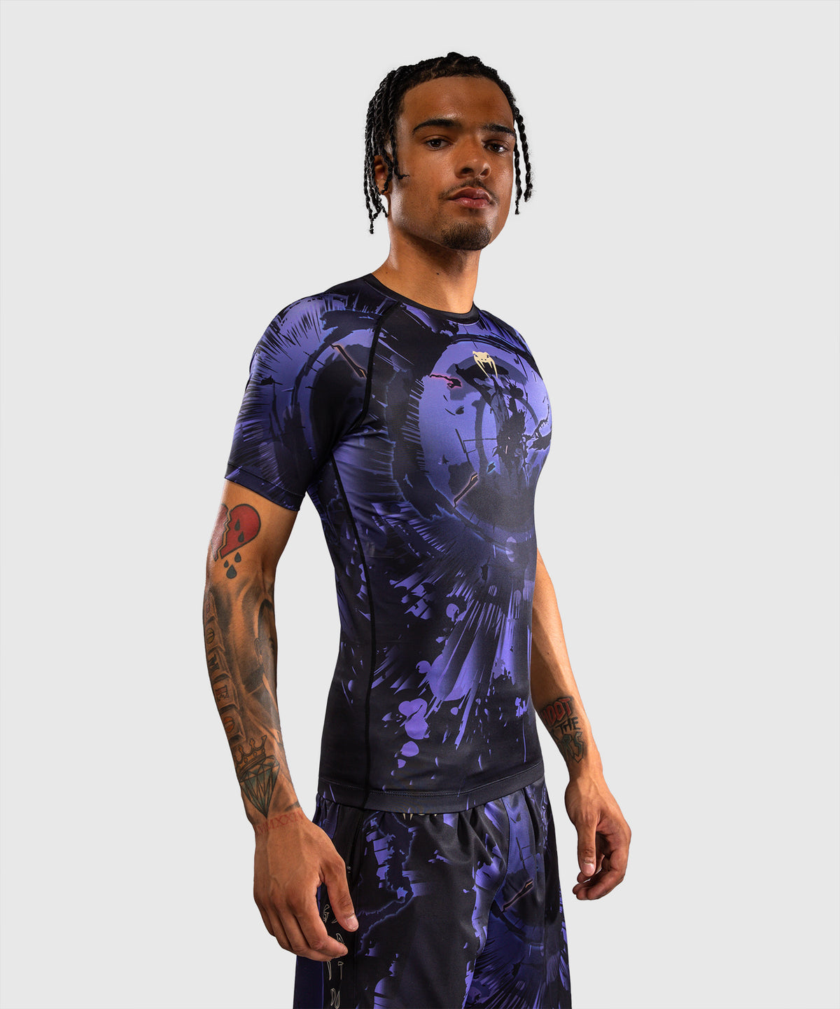 Jujutsu Kaisen x Venum Gojo Rashguard Manga Corta – Morado