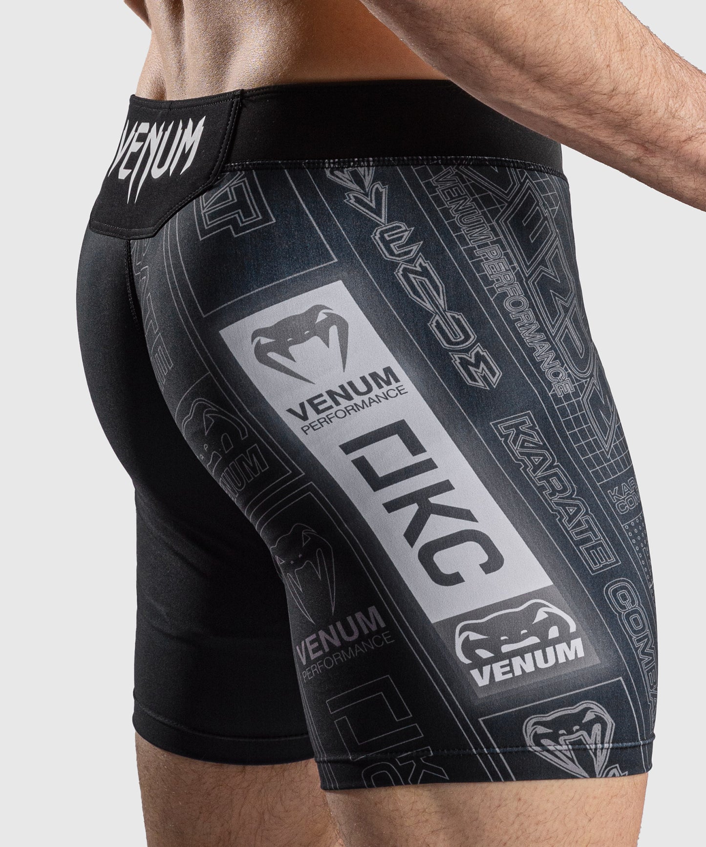 Short de Compression Karate Combat by Venum – Noir/Gris