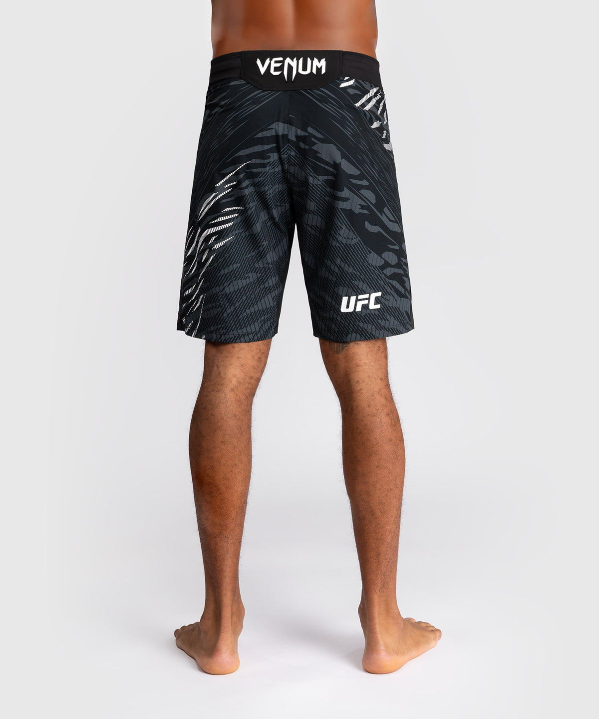 UFC Fusion by Venum Authentic Fight Night Shorts de Lucha para Hombre - Ajuste Largo - Negro
