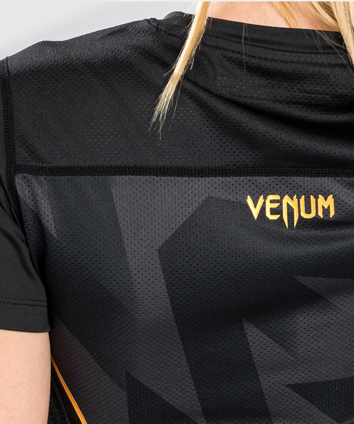 Camiseta Venum Razor Dry Tech - Para Mujeres - Negro/Oro