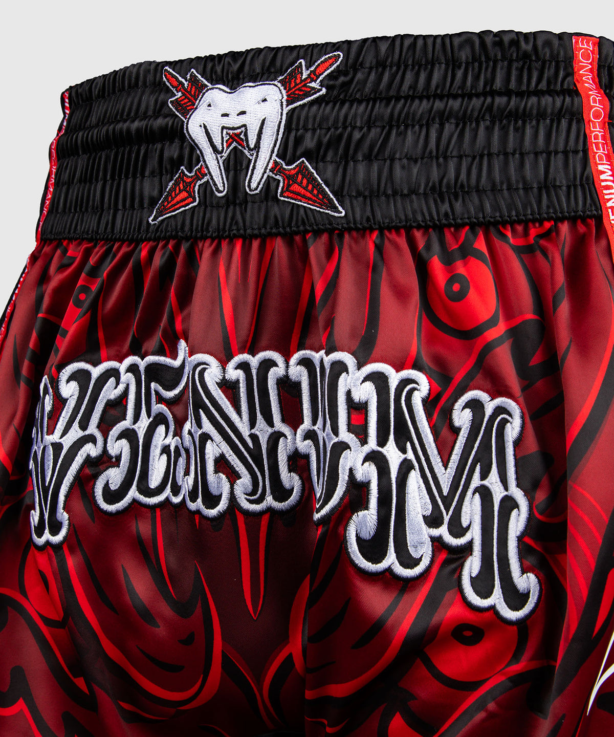 Venum Wolf Atak Muay-Thai-Shorts – Schwarz/Rot