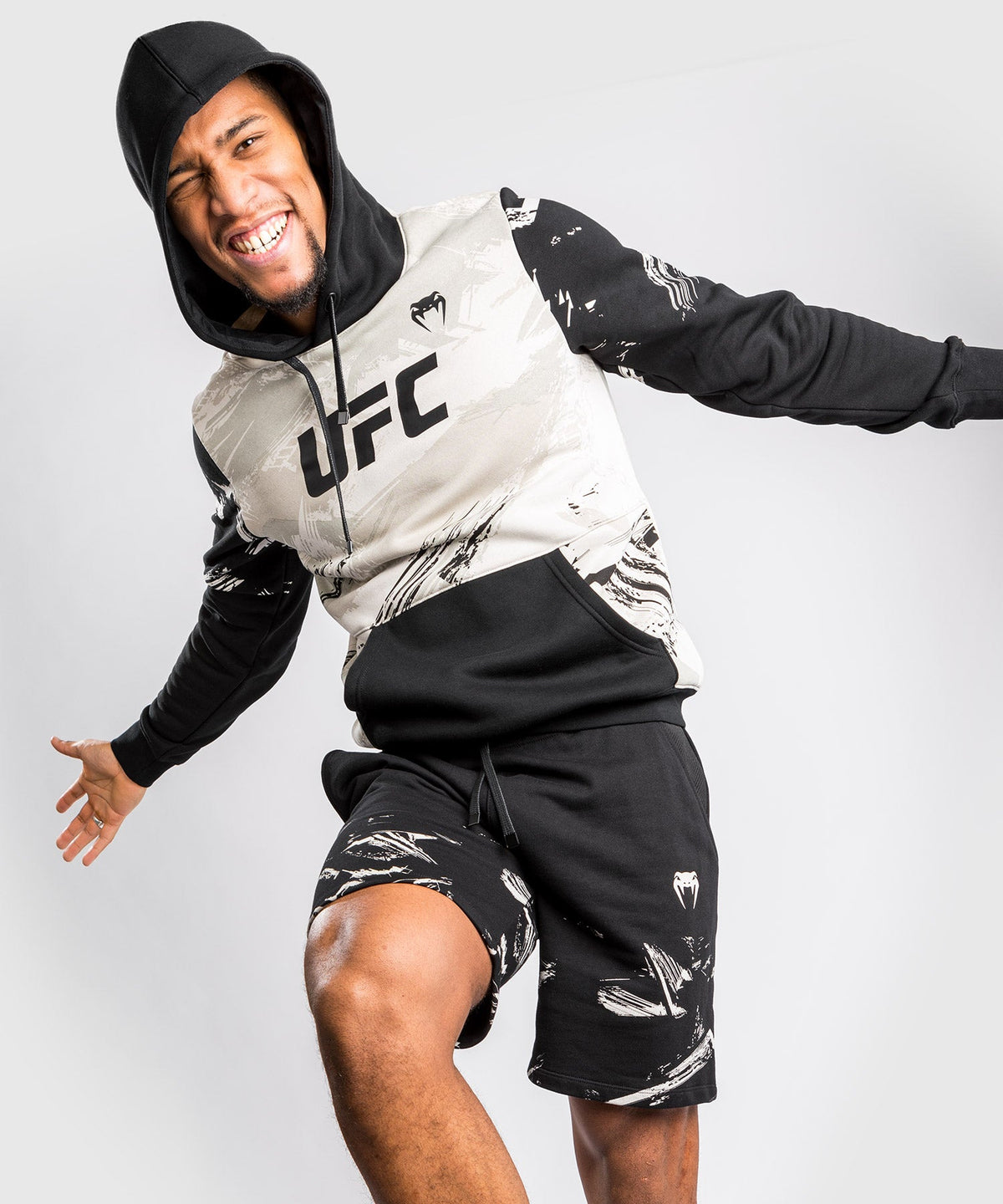 Sweatshirt à capuche pour Hommes UFC Venum Authentic Fight Week 2.0 - Sable/Noir