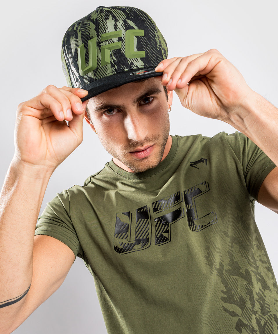 UFC Venum Authentic Fight Week Herren Kurzarm-Baumwoll-T-Shirt - Khaki