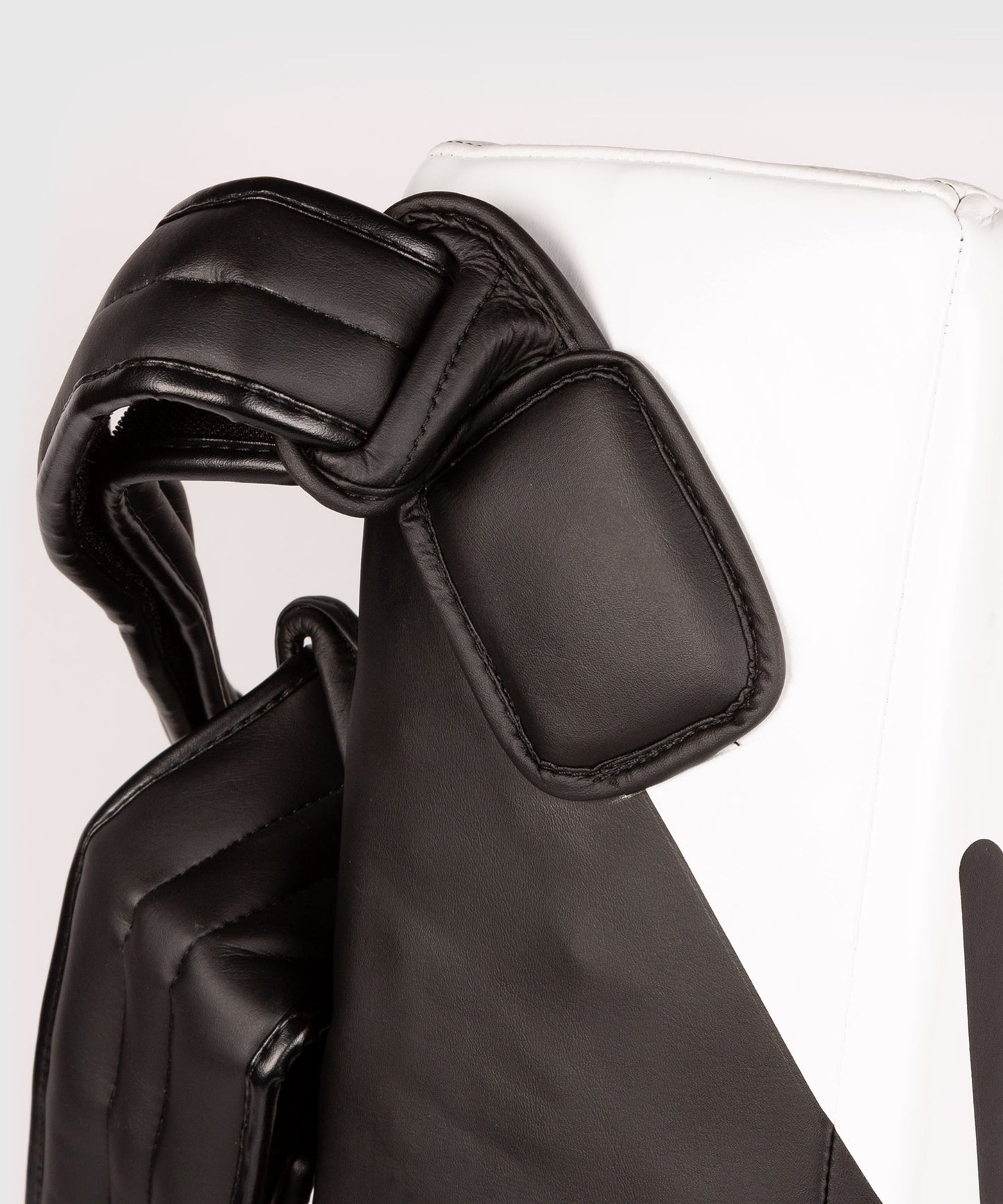 Venum Microfibra Scudo da Kick Boxing - Nero/Bianco