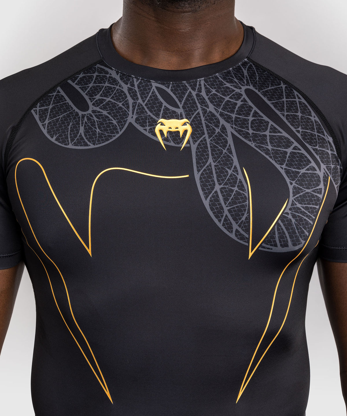 Venum Serpenti Kurzarm Rashguard – Schwarz/Silber/Gold