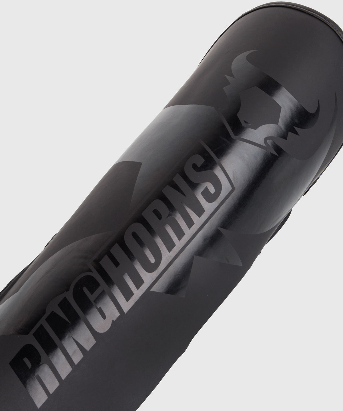 Ringhorns Charger by Venum Schienbeinschoner und Fußschützer – Schwarz/Schwarz